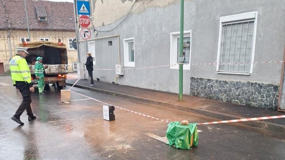 Bucăți de clădire, căzute pe o mașină