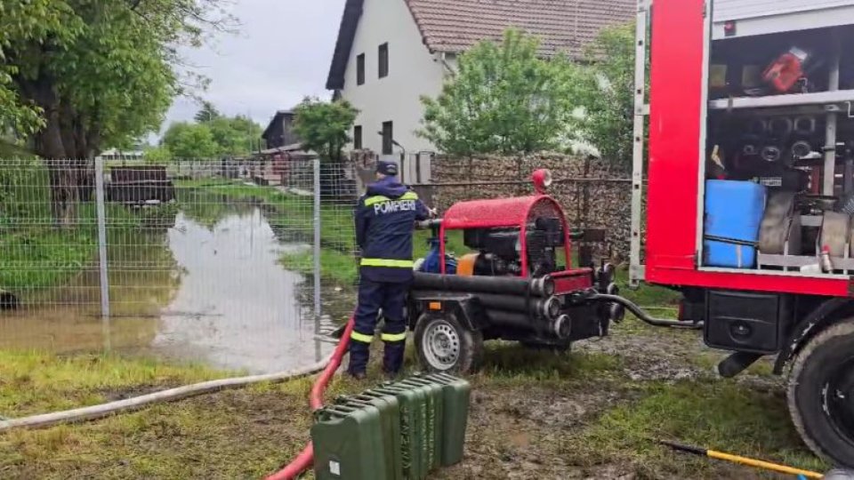 VIDEO Zeci de gospodării inundate în județul Brașov. Continuă intervențiile pompierilor brașoveni