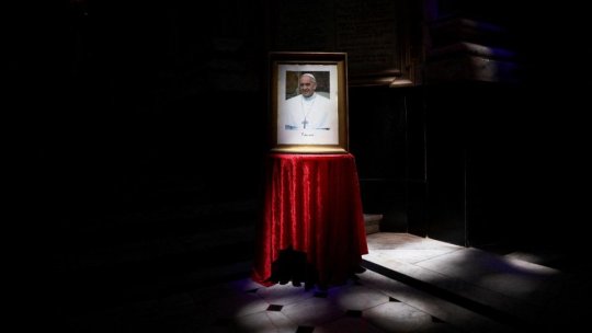 VATICAN: Izolați de lume în Capela Sixtină, cardinalii încep alegerea noului papă