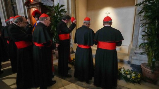 La Vatican continuă conclavul secret pentru alegerea Suveranului Pontif