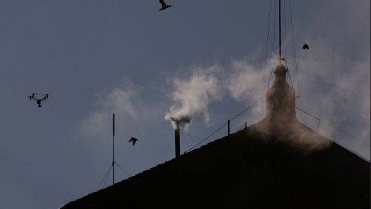 Fum alb la Vatican. A fost ales noul Papă
