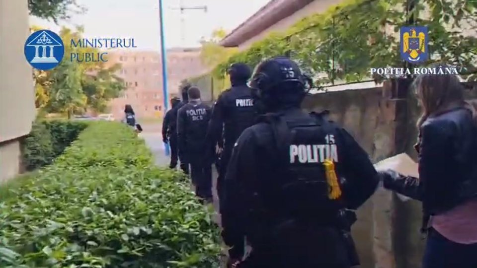 Val de percheziții pentru fraudă informatică și spălare de bani