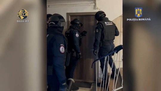 Două persoane reținute pentru trafic de persoane și proxenetism