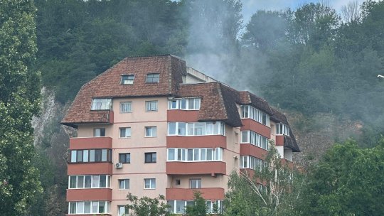 Incendiu la acoperișul unui bloc de locuințe din Brașov