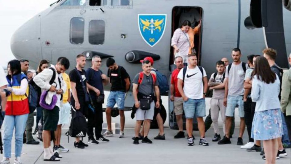Guvern: 37 de cetățeni români din zona de conflict armat din Orientul Apropiat, repatriați
