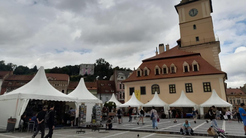 A doua zi de târg de carte Gaudeamus în Piaţa Sfatului