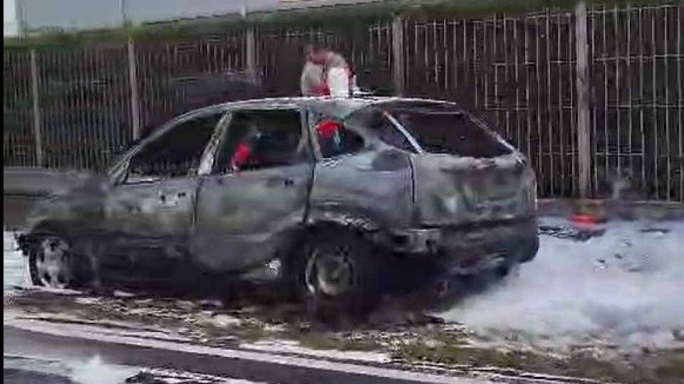 Un autoturism a luat foc pe strada Griviței