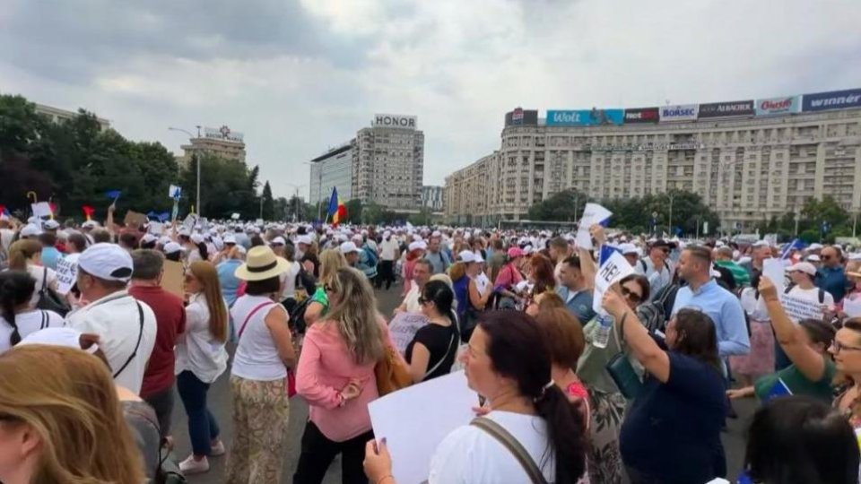 Proteste în Piaţa Victoriei faţă de măsurile fiscale