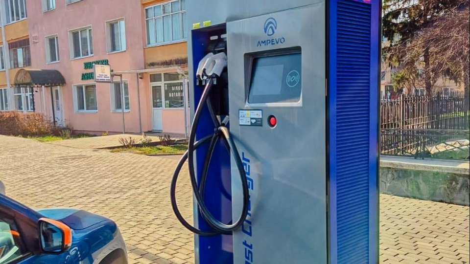 10 stații de reîncărcare pentru vehicule electrice, date în folosință în municipiul Făgăraş