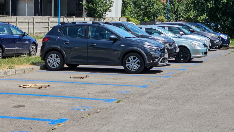 Locurile de parcare de pe șapte străzi din Bartolomeu Nord, la mare preț