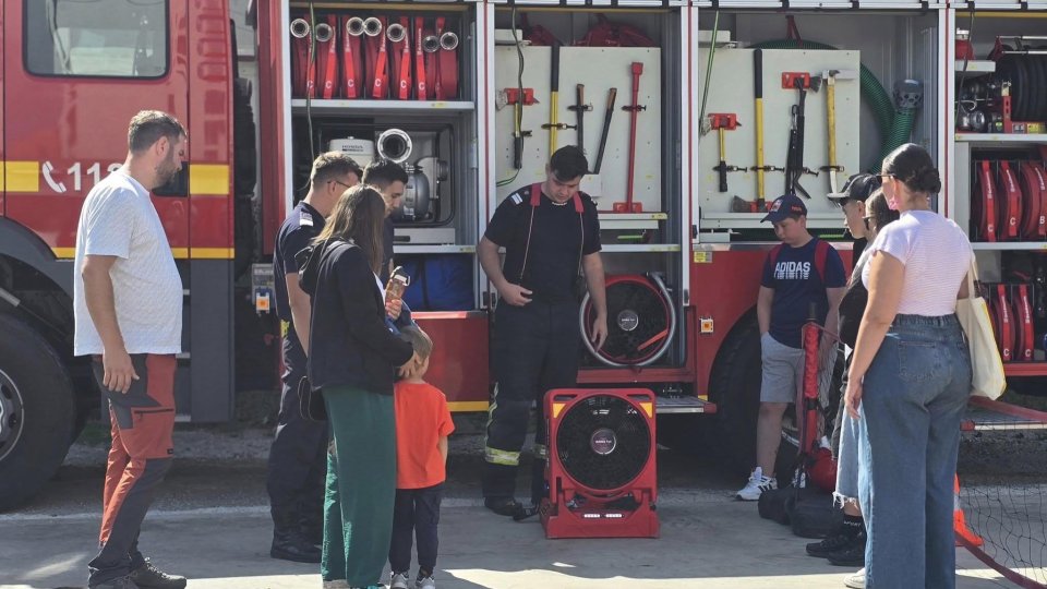 Pompierii braşoveni au fost vizitaţi de copii şi părinţi