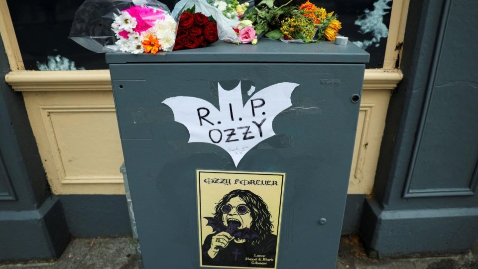 Trupul lui Ozzy Osbourne, purtat pentru ultima oară pe străzile Birminghamului