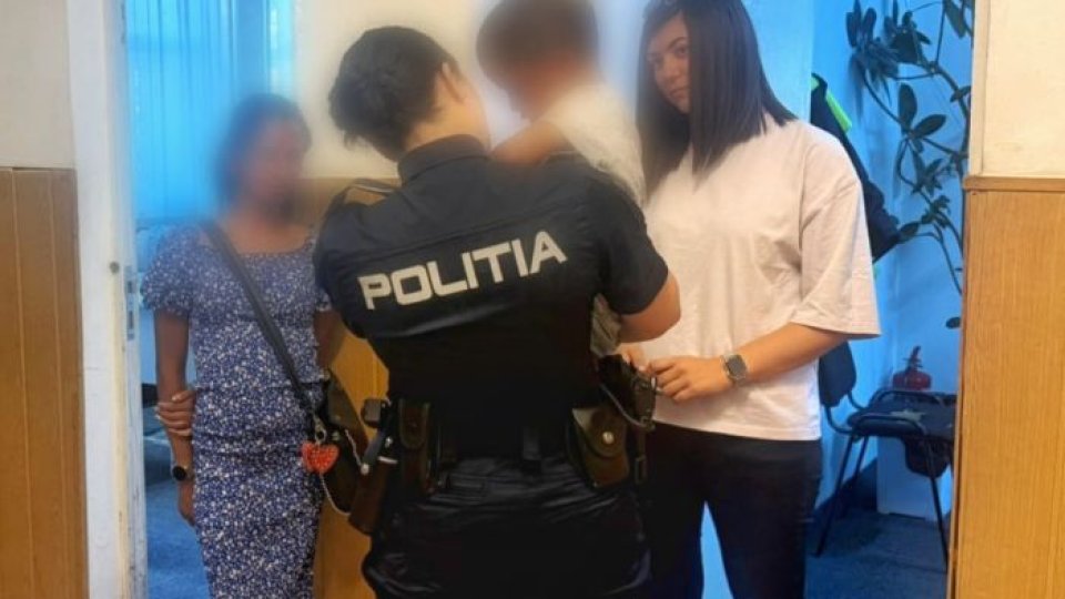 Un copil pierdut a fost identificat de polițiști și predat părinților