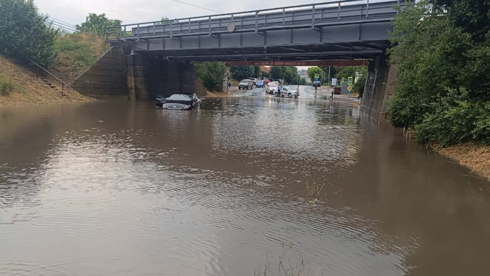 Inundații la Făgăraș. Autoturism blocat sub podul de pe strada 13 Decembrie