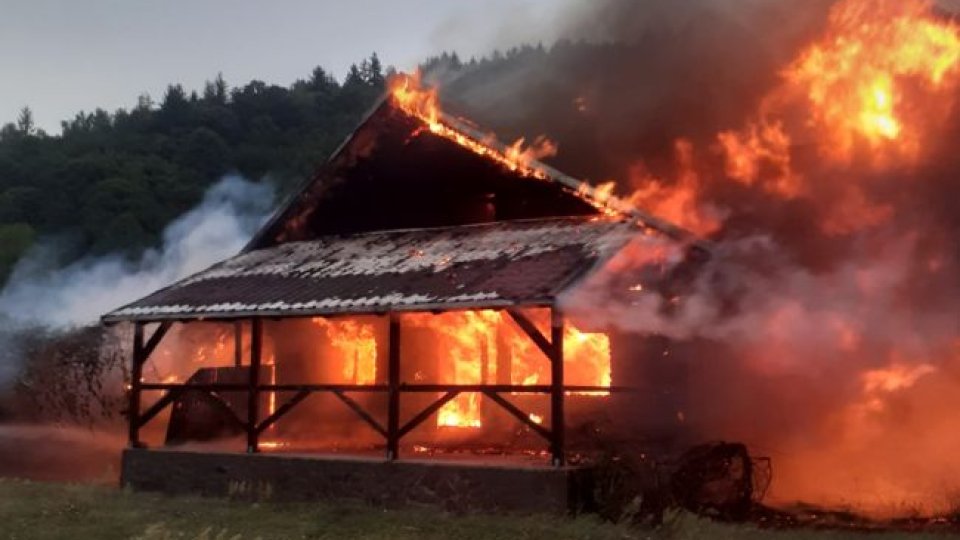 Incendiu puternic la o cabană în zona Plaiul Foii