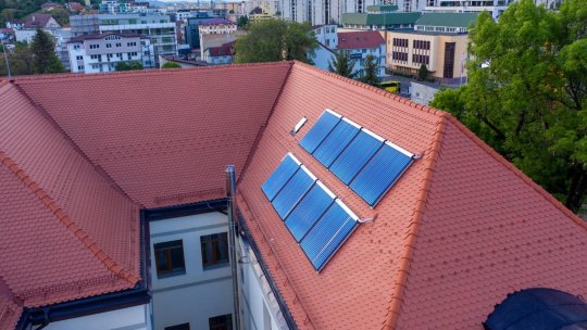10 școli și colegii din Brașov își vor produce singure energia necesară funcționării
