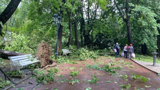 11 persoane au ajuns astăzi la Spitalul din Sinaia, în urma unei furtuni puternice care a lovit staţiunea