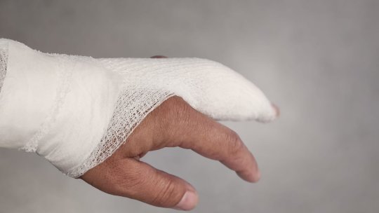 În arest la domiciliu, după ce l-a mușcat pe un polițist brașovean