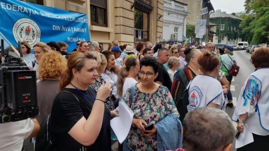Întâlnire a premierului Ilie Bolojan cu reprezentanţii federaţiilor sindicale din învăţământ