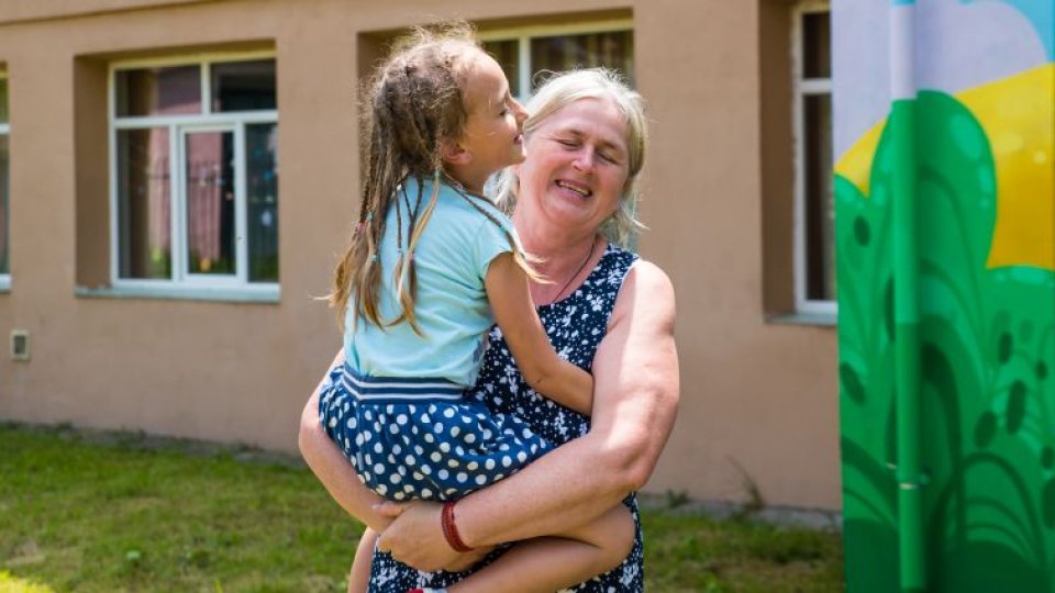 Doar 1 din 3 copii cu părinți plecați la muncă în străinătate își revede familia în această vară