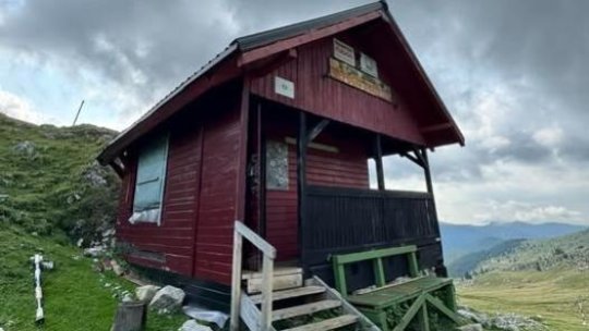 Peste 30.000 de lei pentru a ține în viață ultimul refugiu de lemn deschis permanent din Munții Bucegi