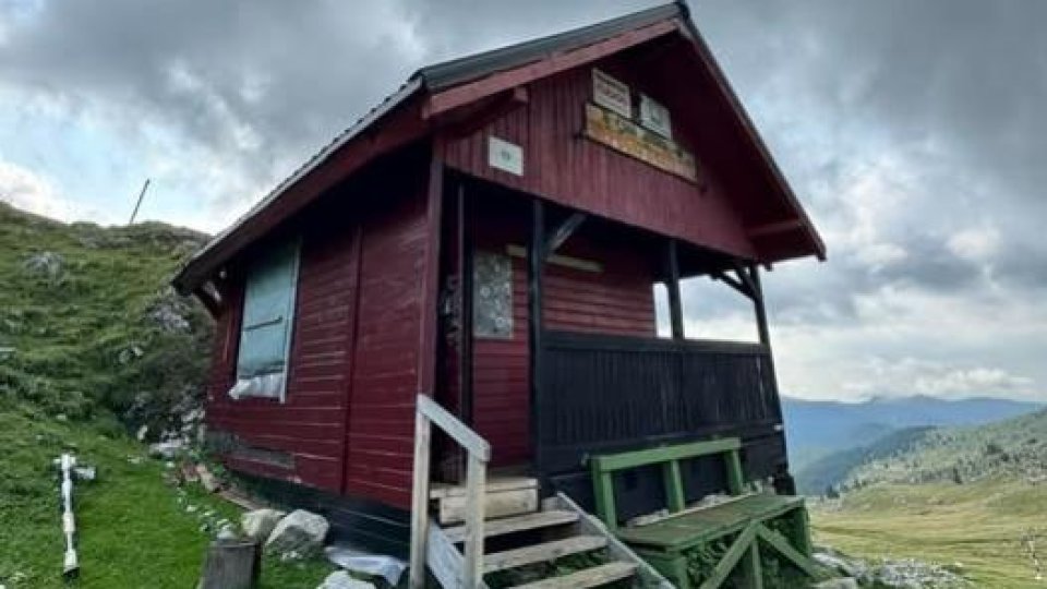 Peste 30.000 de lei pentru a ține în viață ultimul refugiu de lemn deschis permanent din Munții Bucegi