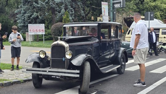 Mașini istorice în centrul Brașovului, la Retroparada Verii
