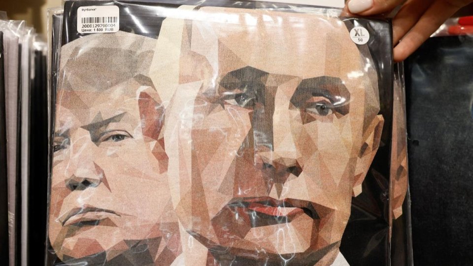 Tricouri inspirate de întâlnirea dintre Putin și Trump, vândute în Rusia