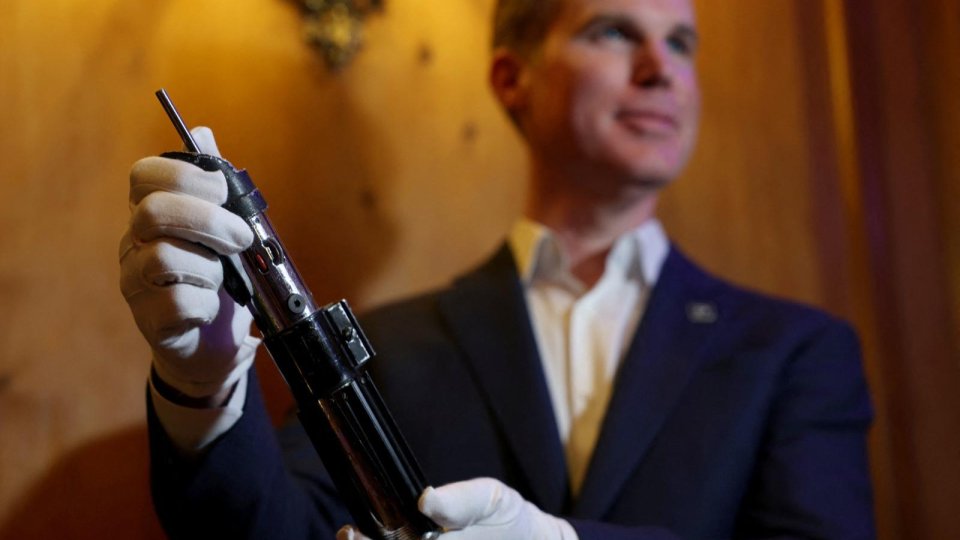 Sabia laser a lui Darth Vader, ar putea fi vândută cu 3 milioane de dolari