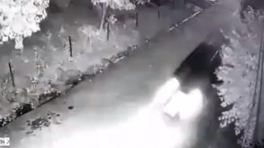 Fără permis și băut, urmărit de polițiști, a intrat cu mașina într-un gard | VIDEO