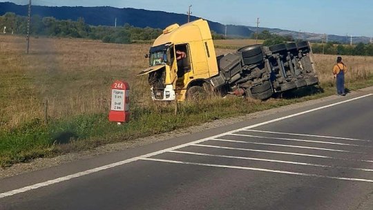Accident pe DN1, în zona localității Voila. O cisternă încărcată cu acid sulfuric s-a răsturnat în afara părții carosabile