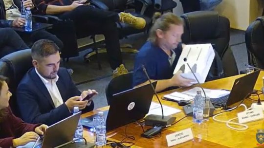 Primarul George Scripcaru a primit cadou un dispenser de absorbante
