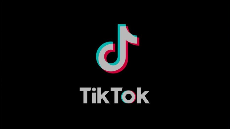 SONDAJ | 71% dintre elevi accesează zilnic TikTok