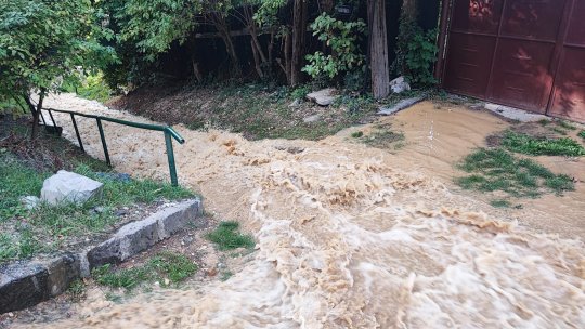 FOTO: Strada Dobrogeanu-Gherea s-a inundat din nou