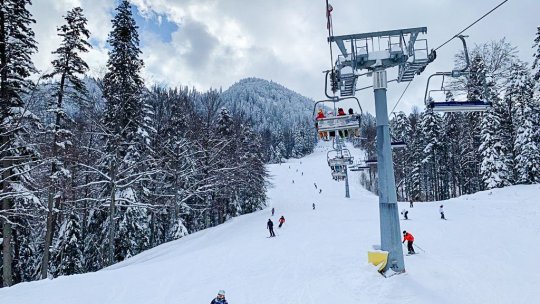 Incident în Poiana Brașov! Un cablu al telecabinei Kanzel s-a lăsat aproape de nivelul schiorilor, pe pârtia Subteleferic din zona Lacului Ruia