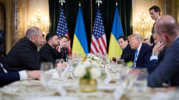 Donald Trump se întâlneşte la Davos cu preşedintele ucrainean Volodimir Zelenski