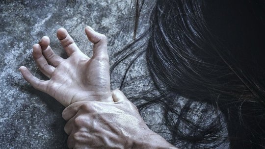 Doi bărbați reținuți în cazuri grave de violență și violare de domiciliu