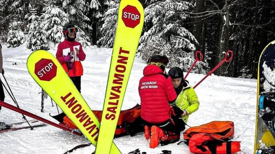 Salvamontiști loviți de un schior în timpul unei intervenții