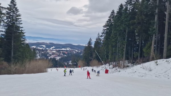 Pârtia Drumul Roșu, deschisă în totalitate. Program prelungit la transportul pe cablu