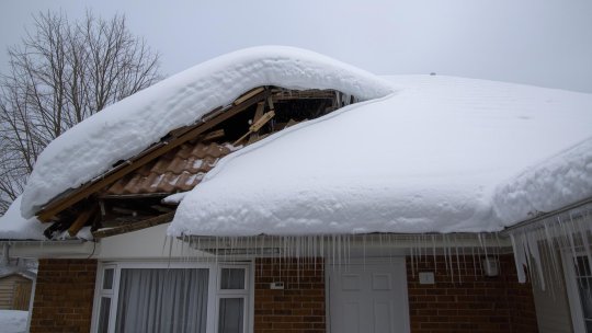 UNSAR: Asigurările acoperă unele daune produse de zăpadă și gheață