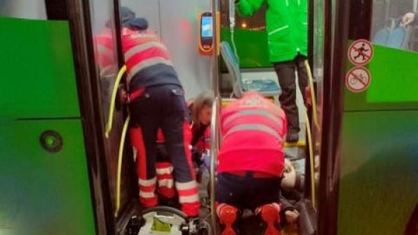 Brașovean în stare gravă după ce i s-a făcut rău într-un autobuz!