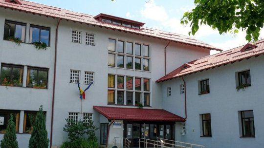 Munca grea și salarii mici – joburile din asistența socială pe care nu le vrea nimeni