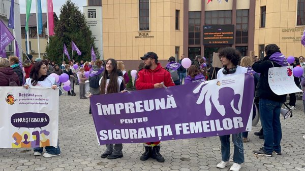 Aproape o mie de persoane la Marșul ,,Împreună pentru Siguranța Femeilor''