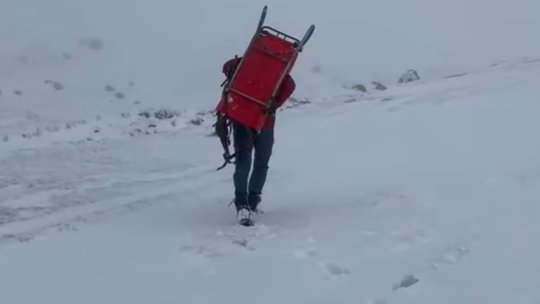 Turistă din Israel, rănită la genunchi pe Vârful Omu. Salvamontiștii intervin pe viscol