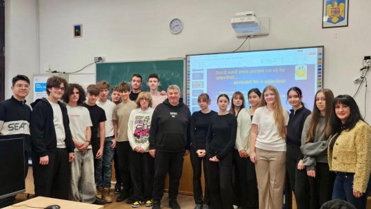 Mai mulți elevi de la Colegiul Unirea din Brașov au învățat cum să depisteze știrile false prin metoda STOP