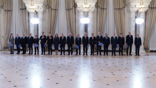 Noii miniştri şi-au preluat oficial mandatele de la predecesorii lor