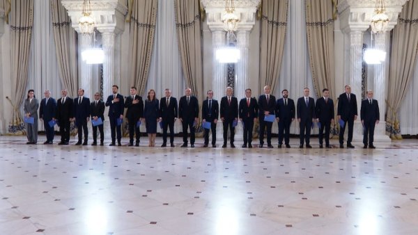 Noii miniştri şi-au preluat oficial mandatele de la predecesorii lor