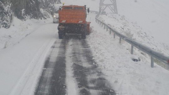 Circulaţia rutieră pe Transfăgărăşan, oprită temporar