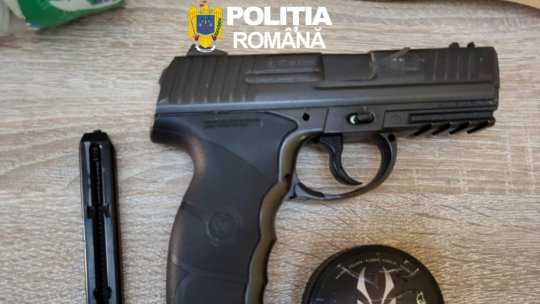 Arme și articole pirotehnice deținute ilegal, descoperite în urma unor percheziții la Ghimbav