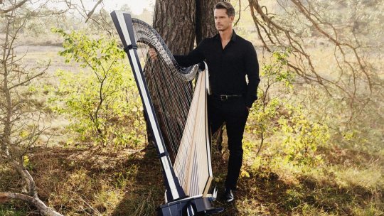 Celebrul harpist Xavier de Maistre deschide stagiunea Orchestrei de Cameră Radio